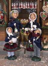 Load image into Gallery viewer, Glass Ornament Family Carollers