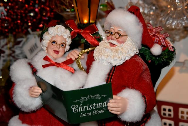 Merry Carollers Possible Dreams Santa & Mrs Claus
